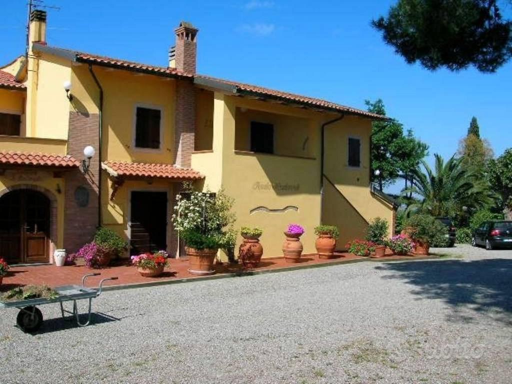 Rustico / Casale di 700 m² con più di 5 locali e b - Altro