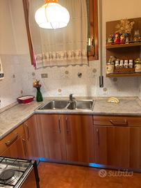 Cucina completa con possibile frigo e stufa gas
