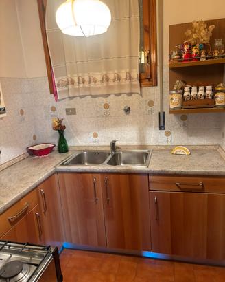 Cucina completa con possibile frigo e stufa gas
