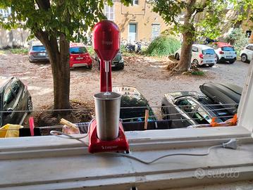 macchina da frappè e crema di caffè.