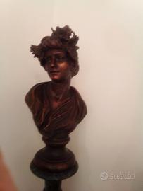 giovane donna sognante