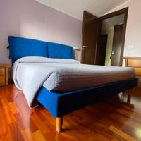 Letto matrimoniale imbottito blu
