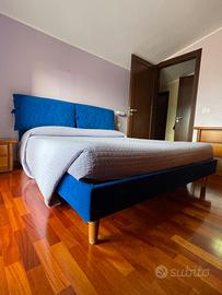 Letto matrimoniale imbottito blu