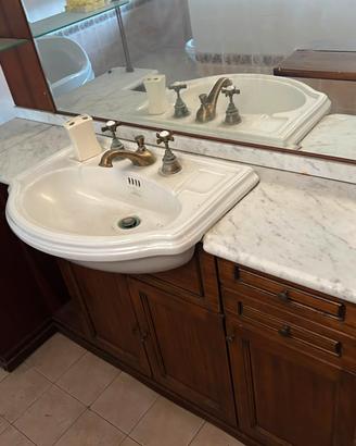 bagno completo con piano in marmo