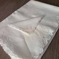 tovaglia ricamata a mano a intaglio. 