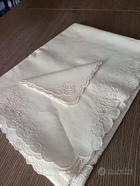 tovaglia ricamata a mano a intaglio. 