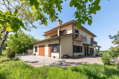 Villa di 370 m² con più di 5 locali e box auto dop