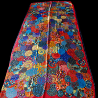 Elegante foulard in seta con una vivace fantasia