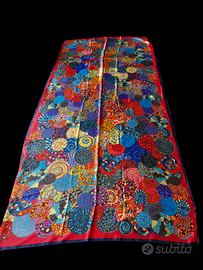 Elegante foulard in seta con una vivace fantasia