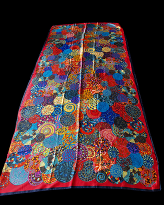 Elegante foulard in seta con una vivace fantasia