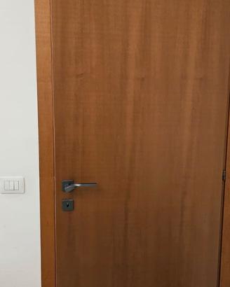 7 porte con il telaio e le maniglie  LineaCali 