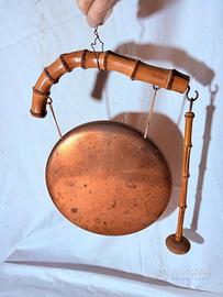 Gong orientale vintage in rame e bambù