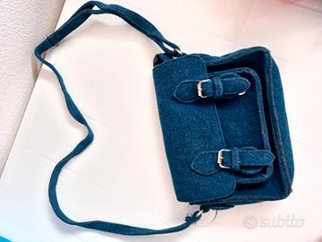 Borsa blu con fibbie tessuto prato 
