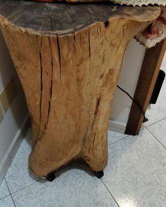 Tronco in legno massello su ruote
