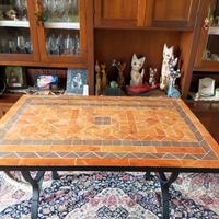 Tavolo in ferro e cemento con mosaico.