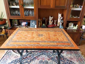 Tavolo in ferro e cemento con mosaico.