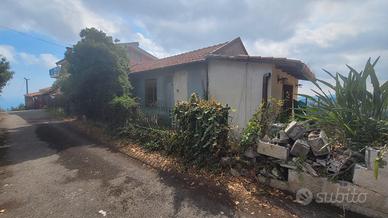 Casa indipendente + 1050 mq di terreno a Giarre