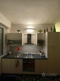 Cucina lineare completa di elettrodomestici