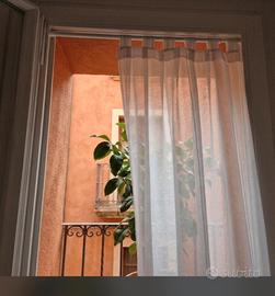 Tenda in Organza  con Dettagli Verticali 
