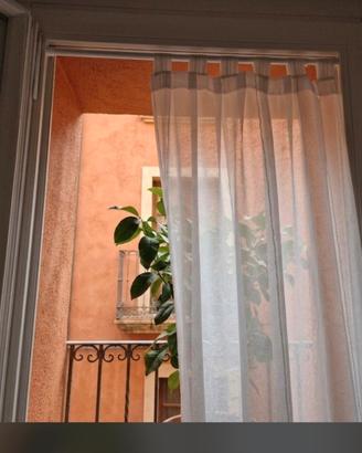 Tenda in Organza  con Dettagli Verticali 