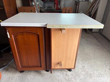 Parte angolata di mobile da cucina