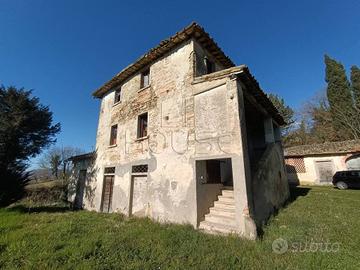 Rustico / Casale di 225 m² con più di 5 locali a C