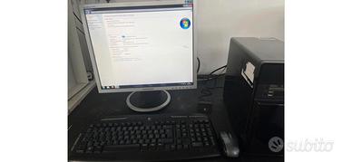 PC completo di monitor, mouse e tastiera 