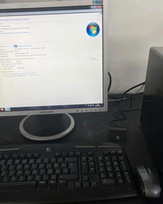 PC completo di monitor, mouse e tastiera 