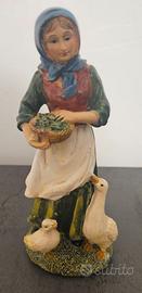 Statuina presepe: pastorella con cesta e oche