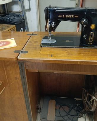 Macchina da cucire vintage Singer 306M con mobilet