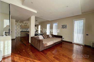 VILLA CON GIARDINO E PISCINA