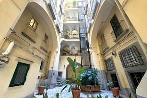 MULTILOCALE A NAPOLI