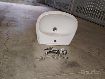 Lavandino nuovo con miscelatore 