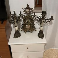 Candelabri e orologio in ottone