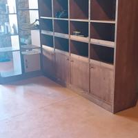 Mobile libreria/portabottiglie in legno pressato.