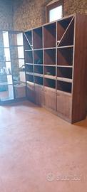 Mobile libreria/portabottiglie in legno pressato.