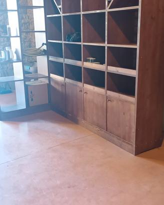 Mobile libreria/portabottiglie in legno pressato.