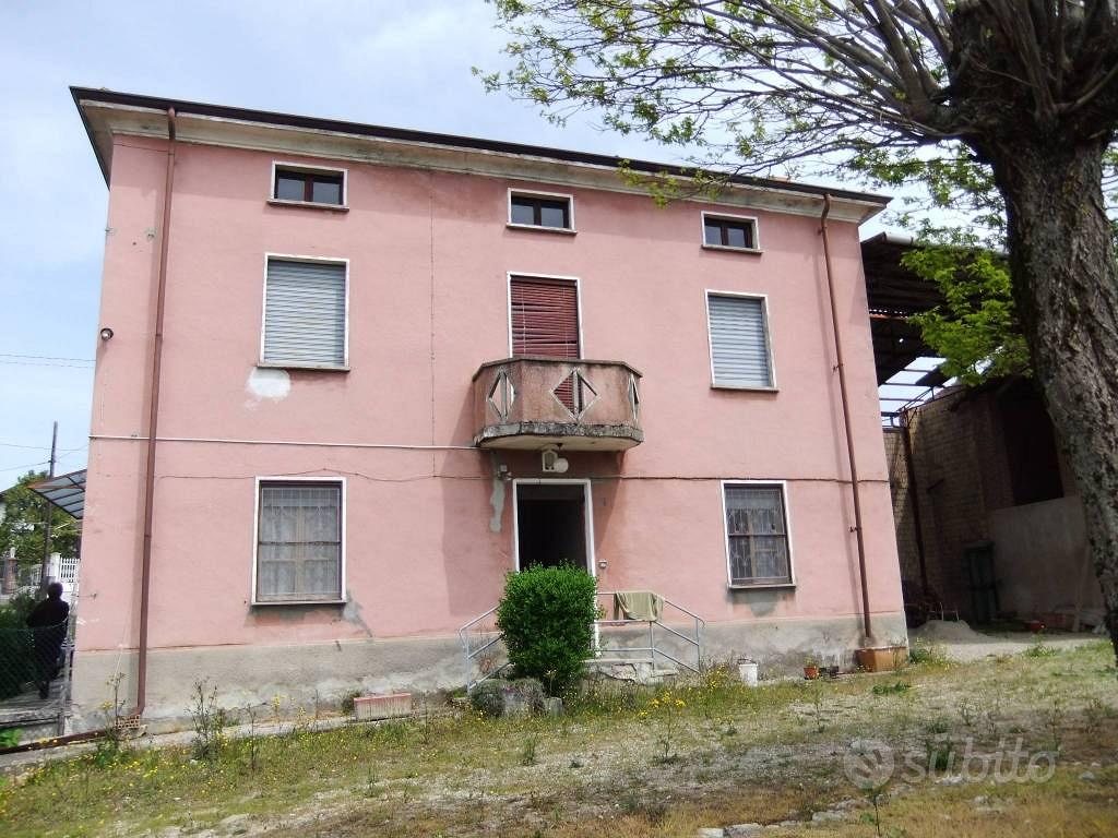 Rustico / Casale di 150 m² con 4 locali e box auto - Vista 3