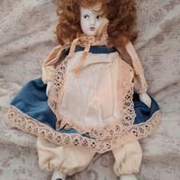 bambola in porcellana con carillon