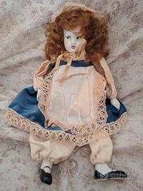 bambola in porcellana con carillon