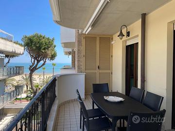 Spiaggia sotto casa e terrazzo vista mare