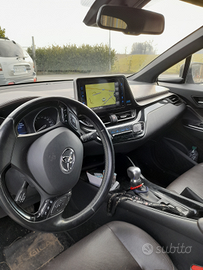 Vendesi toyota chr hybrid full optional