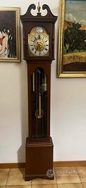 Orologio a pendolo con cassa in legno