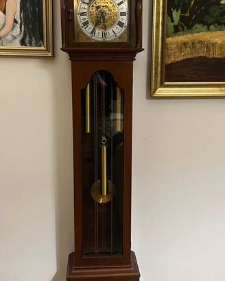 Orologio a pendolo con cassa in legno