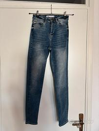 Pantaloni a sigaretta vita alta Zara