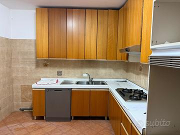 Cucina completa in legno con lavastoviglie
