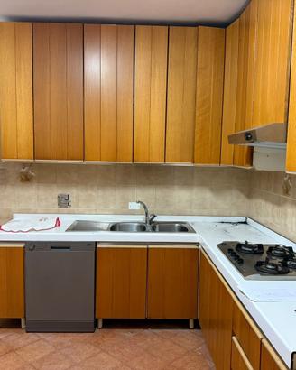 Cucina completa in legno con lavastoviglie