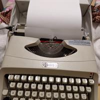 Macchina da scrivere portatile vintage Amica 56