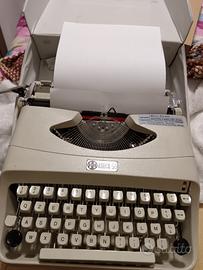 Macchina da scrivere portatile vintage Amica 56