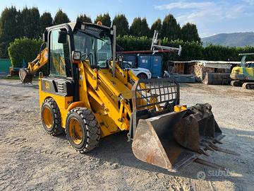 Jcb 1 CX cabina ore 2400 anno 2002 targata
